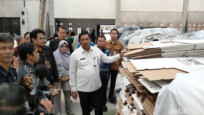 Pj Gubernur Jawa Tengah Nana Sudjana mengecek gudang kotak suara di KPU Solo, Selasa (9/1/2024).