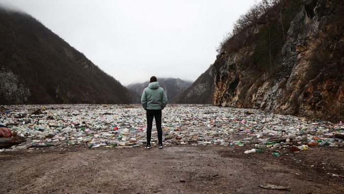 Penampakan Ribuan Kubik Sampah Menumpuk di Sungai Bosnia Aerial view of tonnes of waste, including plastic bottles, used tires and various non-organic waste, which float on the Drina river, creating a floating rubbish dump, in Visegrad, Bosnia and Herzegovina January 5, 2024. REUTERS/Amel Emric