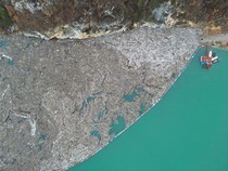 Jorok ! Ribuan Kubik Sampah Menumpuk di Sungai Bosnia