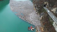 Dejan Furtula dari kelompok lingkungan hidup Eko Centar Visegrad mengatakan terdapat sekitar 5.000 meter kubik berbagai jenis sampah, dan situasi seperti ini berulang setiap tahun. Pemilik dan karyawan hotel dan restoran di Visegrad juga mengeluhkan pembuangan sampah terapung yang merugikan pariwisata.  