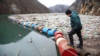 Aktivis lingkungan Robert Oroz melihat tempat pembuangan sampah terapung di ngarai sungai Drina, dekat kota Visegrad, Bosnia dan Herzegovina 5 Januari 2024.