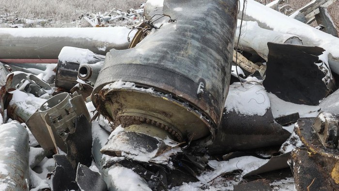 Penampakan Rudal Korut yang Dipakai Rusia Serang Ukraina A view shows parts of an unidentified missile, which Ukrainian authorities believe to be made in North Korea and was used in a strike in Kharkiv earlier this week, amid Russia's attack on Ukraine, in Kharkiv, Ukraine January 6, 2024. REUTERS/Vyacheslav Madiyevskyy