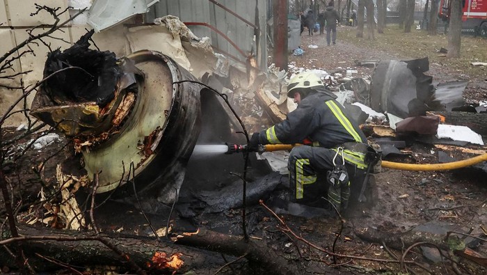 Penampakan Rudal Korut yang Dipakai Rusia Serang Ukraina A view shows parts of an unidentified missile, which Ukrainian authorities believe to be made in North Korea and was used in a strike in Kharkiv earlier this week, amid Russia's attack on Ukraine, in Kharkiv, Ukraine January 6, 2024. REUTERS/Vyacheslav Madiyevskyy
