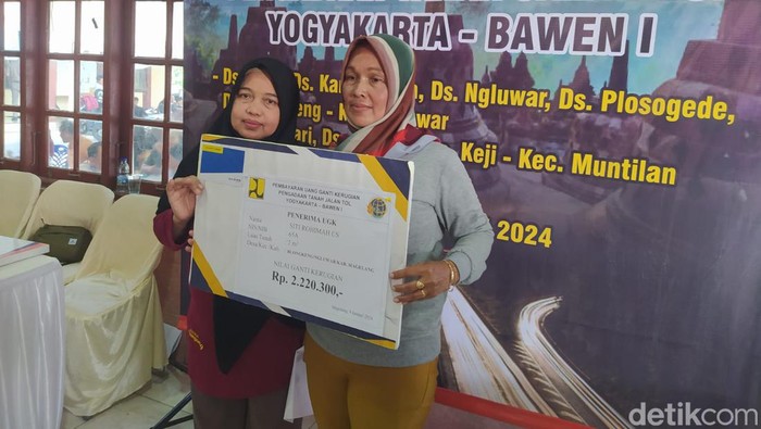 Penerima uang ganti rugi (UGR) tol Jogja-Bawen di Magelang senilai Rp 2,2 juta di Balai Desa Sriwedari, Kecamatan Muntilan, Kabupaten Magelang, Selasa (9/1/2024).