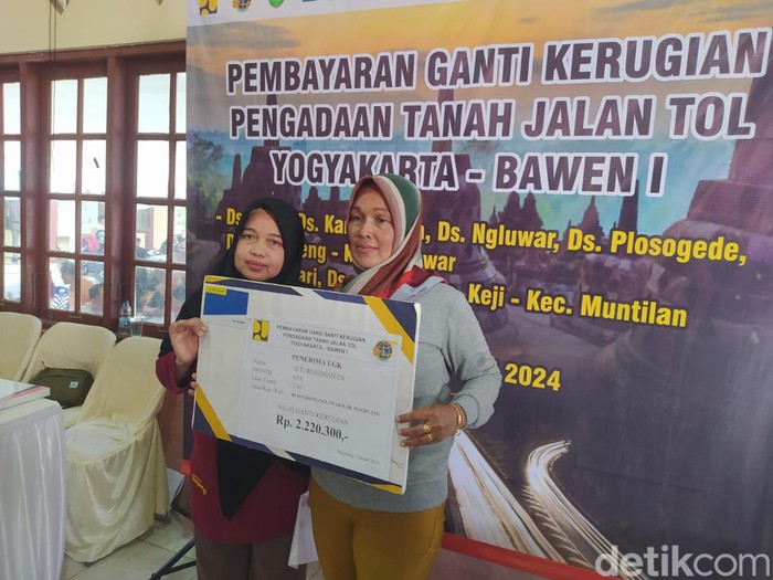 Penerima uang ganti rugi (UGR) tol Jogja-Bawen di Magelang senilai Rp 2,2 juta di Balai Desa Sriwedari, Kecamatan Muntilan, Kabupaten Magelang, Selasa (9/1/2024).
