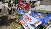 FSatpol PP Kota Yogyakarta bersama Satlimnas dan Polresta Yogyakarta dipandu oleh Bawaslu Kota Yogyakarta menertibkan sebanyak 3.282 alat peraga kampanye (APK) di wilayah Kota Yogyakarta karena melanggar aturan dan tidak dipasang di tempat yang semestinya. Antara Foto/Hendra Nurdiyansyah.