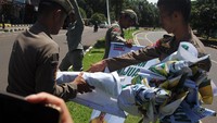 Petugas gabungan mencopot APK di jalan lingkar Stadion Pakansari, Jawa Barat, Selasa (9/1/2024). Penertiban APK dilakukan karena pemasangannya tidak sesuai peraturan KPU dan melanggar aturan Pemilu 2024. ANTARA FOTO/Yulius Satria Wijaya.