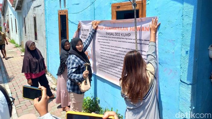 Caption: Komunitas pecinta hewan saat melakukan sosialisasi di Kampung Kenteng, Kelurahan Mojo Kecamatan Pasar Kliwon, Kota Solo, Selasa (9/1/2024).
