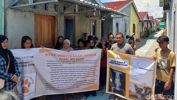 Caption: Komunitas pecinta hewan saat melakukan sosialisasi di Kampung Kenteng, Kelurahan Mojo Kecamatan Pasar Kliwon, Kota Solo, Selasa (9/1/2024).