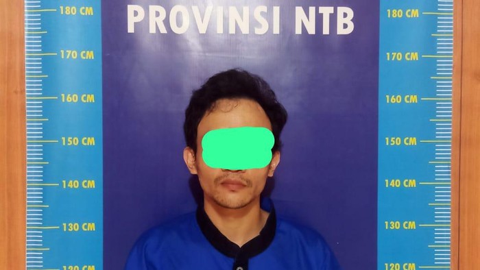 Pria di Kota Mataram, IK, ditangkap BNNP NTB saat menerima paket ganja.
