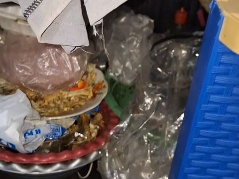 Penghuni kamar kos wanita yang merupakan anak kuliahan, isi dalamnya penuh dengan sampah dan kotor. Postingan tersebut mendadak viral di media sosial