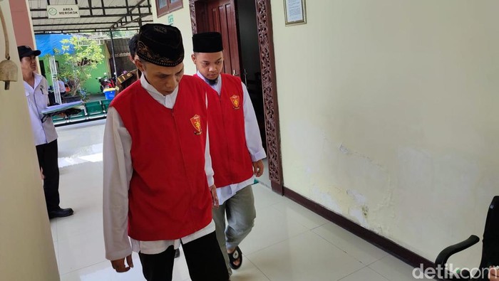 pengintip orang mandi dituntut 1 tahun penjara