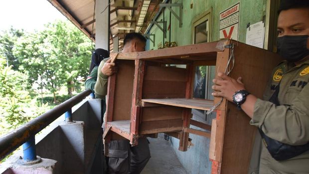 Penyegelan unit di Rusun Warugunung.