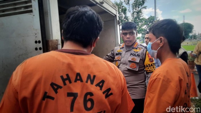 Kabid Humas Polda Sumsel Kombes Sunarto bersama dua tersangka penyelewengan BBM subsidi.