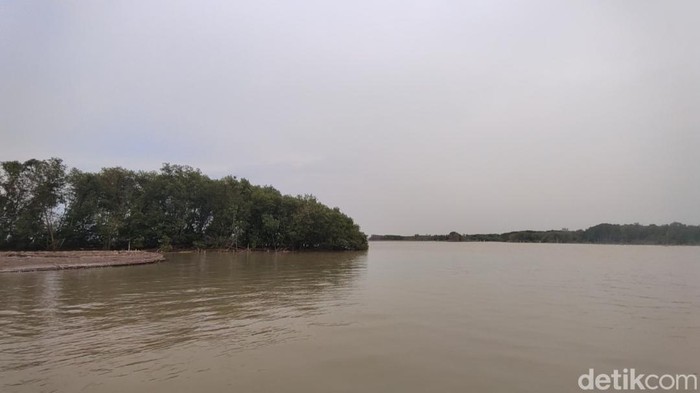 Perairan Pantai Arnavat di Demak atau Laogo yang konon sebagai tempat mandi untuk penyembuhan berbagai penyakit.