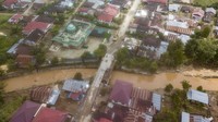 Sebelumnya, jembatan ini sempat ambruk sedalam satu meter imbas banjir pekan lalu.