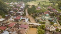 Meski masih dalam perbaikan, jembatan ini sudah bisa dilalui kendaraan dengan sistem buka tutup.