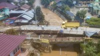 Foto udara kendaraan melintas di jembatan penghubung Jambi-Sumbar yang sebelumnya ambruk di Tamiai, Kerinci, Jambi, Selasa (9/1/2024).