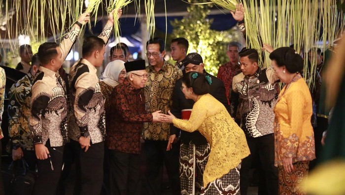 Wapres Maruf Amin mengunjungi Pura Pakualaman, Selasa (9/1) malam.