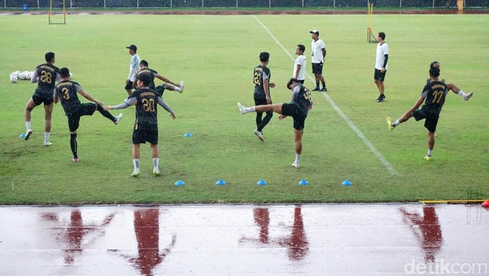 Persiapan Liga 1 dimulai kembali, sejumlah pemain Persebaya Surabaya mulai mengikuti latihan di Lapangan Thor, Surabaya, Selasa (9/1/2024).
