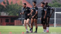 Sejumlah pemain asing Persebaya seperti Robson Duarte, Bruno Moreira, Paulo Henrique terlihat bersemangat saat mengikuti sesi latihan. Meski hujan turun cukup deras.
