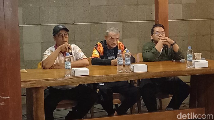 Pelatih Persis Solo Milomir Seslija (tengah), bersama Manajer Persis Solo Chairul Basalamah, dan MO Persis Solo Bryan Barcelona, saat konferensi pers di Persis Store Solo, Selasa (9/1/2024).