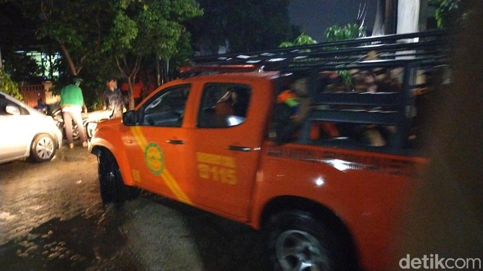 Petugas gabungan mencari bocah hanyut di Lampung saat bermain hujan.