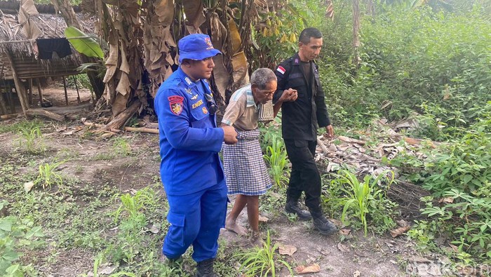 Petugas gabungan mengevakuasi warga dari kaki Gunung Lewotobi.