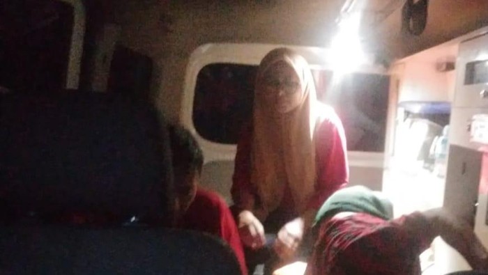 Petugas pelipat suara di Jember tertimpa kotak suara