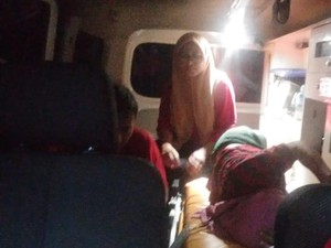 Petugas Pelipat Surat di Jember Tertimpa Tumpukan Kotak Suara