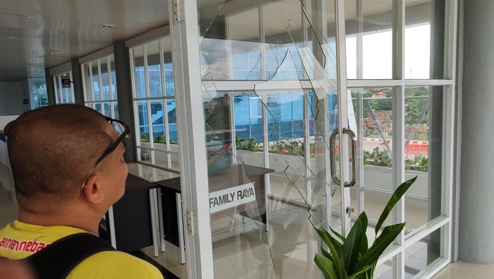 Pintu kaca Terminal Pakupatan pecah usai diresmikan (Bahtiar/detikcom)