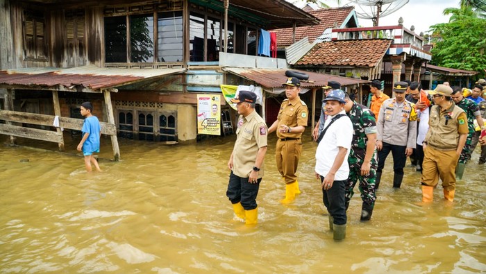 Pj Bupati Muba Apriyadi Mahmud meninjau Desa Kertajaya yang terdampak Ayo Nalam atau Banjir Tahunan.