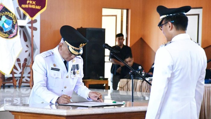 Pj Gubernur Sulbar Prof Zudan melantik Kadis Dukcapil Sulbar Muhammad Ilham Borahima.