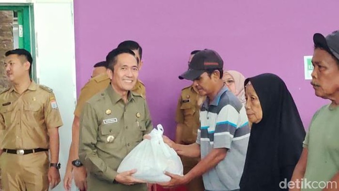 Pj Wali Kota Palembang Ratu Dewa membagikan bantuan 100 paket sembako di Kecamatan Sebarang Ulu 1 Selasa (9/1/2024)