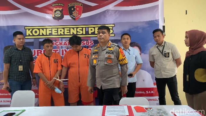 Polda Sumsel ciduk operator SPBU dan sopir yang bekerja sama selewengkan BBM bersubsidi.