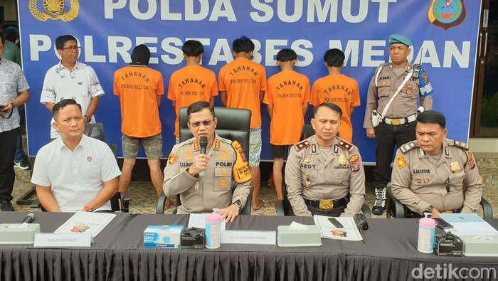 Polisi menangkap komplotan pelaku yang merampok sejumlah warga, termasuk ustaz dan driver ojek online di wilayah hukum Polsek Delitua. (Goklas Wisely/detikSumut).