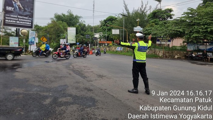 Polisi mengatur arus lalu lintas di perempatan Patuk, Jalan Jogja-Wonosari, Gunungkidul,  Selasa (9/1/2024) sore.