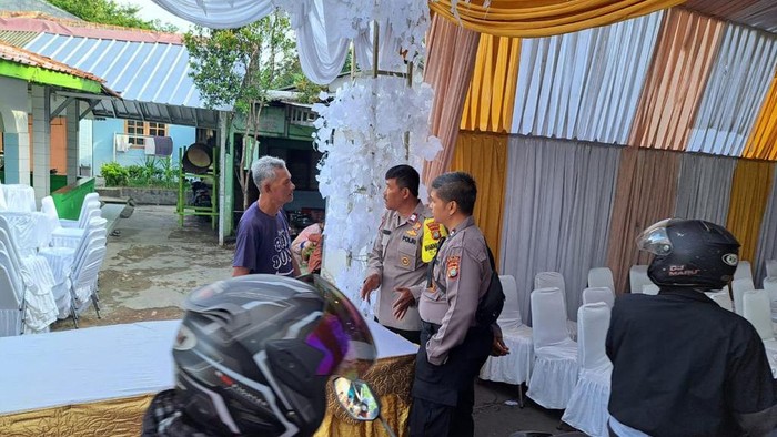 Polisi tertibkan tenda yang dipasang di tengah Jalan H Lebar, Kembangan, Jakarta Barat.