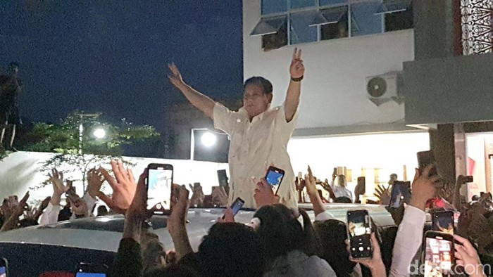 Prabowo Subianto menyapa warga Palembang dan pendukungnya, Selasa (9/1/2024)