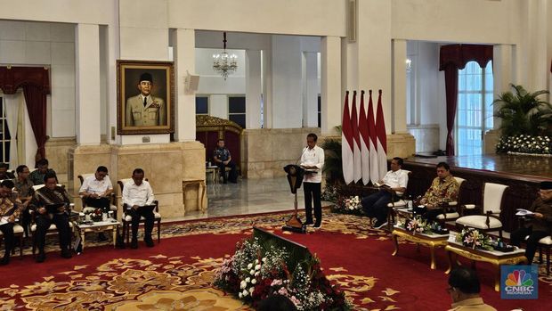Presiden Joko Widodo (Jokowi) melakukan rapat kabinet paripurna di Istana Negara, Jakarta, Selasa (9/1/2024). Rapat ini dihadiri Wakil Presiden K.H. Ma'ruf Amin dan  seluruh menteri kabinet Indonesia maju dan kepala lembaga. (CNBC Indonesia/Emir Yanwardhana)