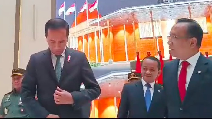 Presiden Jokowi di Lanud Halim Perdanakusuma, Jaktim, sebelum bertolak ke Filipina, Selasa (9/1/2024).