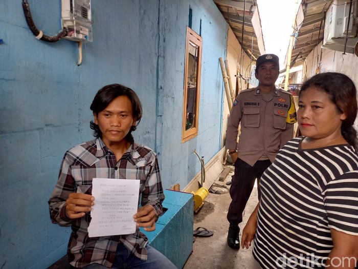 Pria yang diadukan ke polisi gegara menganiaya kucing, S (26), membuat surat pernyataan di rumahnya di wilayah Kampung Kenteng, Kelurahan Mojo, Kecamatan Pasar Kliwon, Kota Solo, Selasa (9/1/2024) siang.