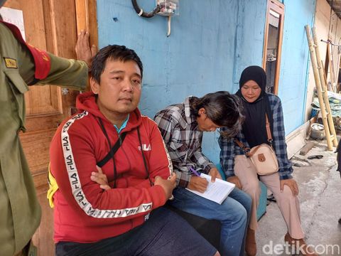 Pria yang diadukan ke polisi gegara menganiaya kucing, S (26), membuat surat pernyataan di rumahnya di wilayah Kampung Kenteng, Kelurahan Mojo, Kecamatan Pasar Kliwon, Kota Solo, Selasa (9/1/2024) siang.