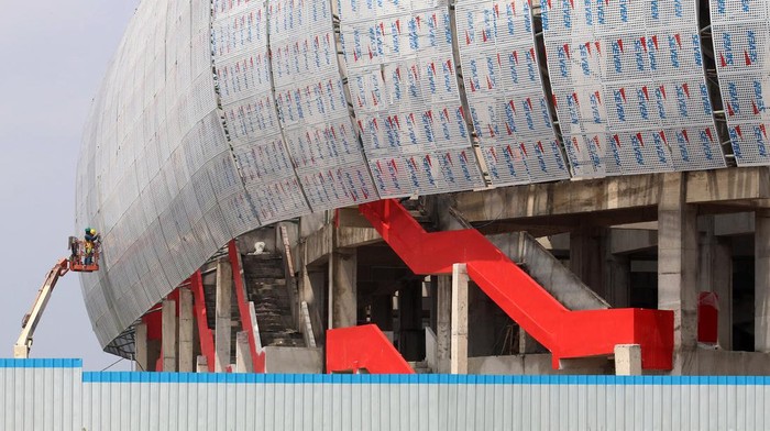 Progres Pembangunan Stadion Gelora Daha Jayati Kediri Pekerja melanjutkan proyek pembangunan stadion Gelora Daha Jayati Kediri di Kediri, Jawa Timur, Selasa (9/1/2024). Pembangunan stadion berstandar interasional dengan kapasitas 15 ribu penonton tersebut telah selesai pada tahap satu dan dilanjutkan pembangunannya pada tahap dua yang ditargetkan selesai pada pertengahan tahun 2024. ANTARA FOTO/Prasetia Fauzani/nym.