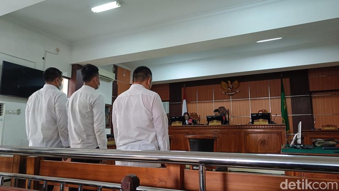 Proses persidangan pembacaan vonis ketiga terdakwa polisi yang menganiaya tahanan hingga tewas, di PN Purwokerto, Kabupaten Banyumas, Selasa (9/1/2024).