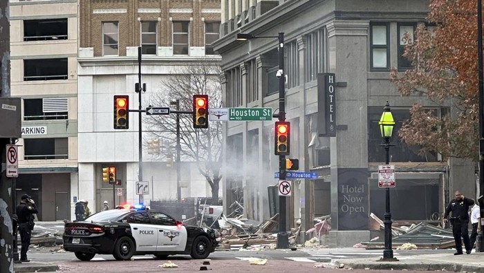 Puing berserakan di sekitar hotel bersejarah yang diguncang ledakan di Texas, AS (Amanda McCoy/Star-Telegram via AP)