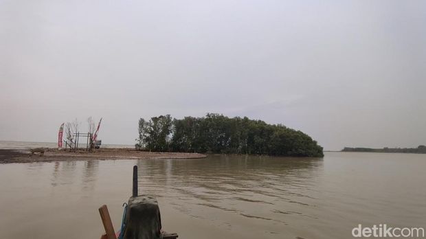 Pantai Arnavat Surodadi di Dukuh Deling, Desa Surodadi, Kecamatan Sayung, Demak