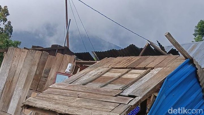Puluhan rumah di Manggarai, NTT, rusak diterjang angin puting beliung.