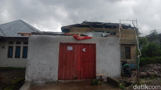 Puluhan rumah di Manggarai, NTT, rusak diterjang angin puting beliung. Puluhan rumah di Manggarai, NTT, rusak diterjang angin puting beliung.