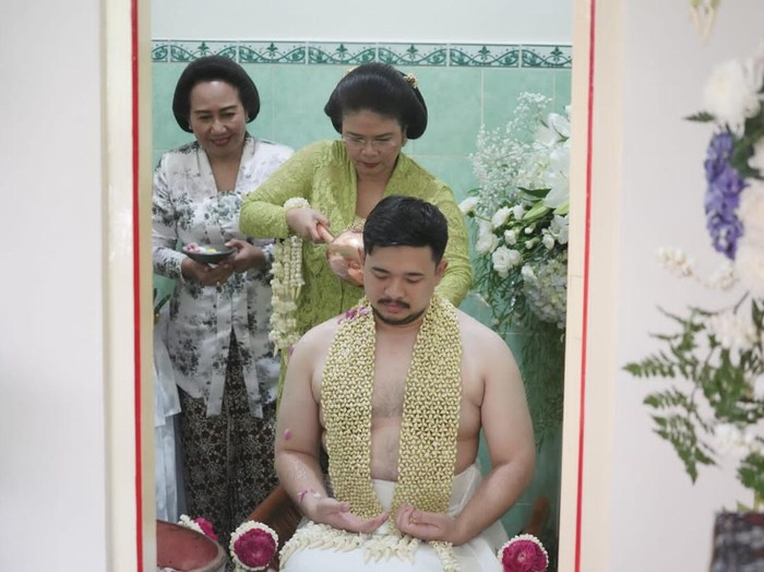 Putra bungsu Paku Alam X, BPH Kusumo Kuntonugroho dan dr. Laily Annisa Kusumastuti menjalani prosesi siraman dalam rangkaian Dhaup Ageng Pakualaman, Jogja, Selasa (9/1/2024).